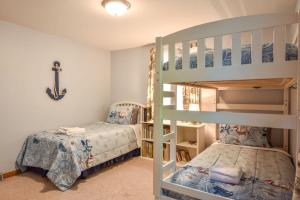 1 dormitorio con 2 literas y 1 cama en 14443 - Expansive Home Abutting Rail Trail Near First Encounter and Hatch Beaches, en Eastham
