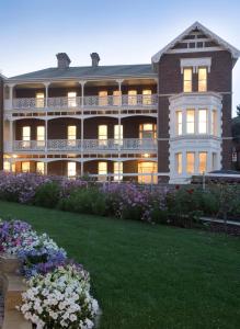 ein großes Gebäude mit Blumen davor in der Unterkunft Auldington Hotel in Launceston