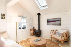 Posezení v ubytování Seaside Retreat w Private Beach Landing