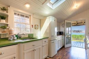 Kuchyň nebo kuchyňský kout v ubytování Seaside Retreat w Private Beach Landing