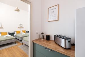 Zimmer mit einer Küche mit einer Mikrowelle auf der Theke in der Unterkunft Im Herzen von Kreuzberg - perfekt gelegen für bis zu 8 Personen in Berlin