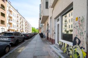 eine Straße mit Graffiti an der Seite eines Gebäudes in der Unterkunft Im Herzen von Kreuzberg - perfekt gelegen für bis zu 8 Personen in Berlin