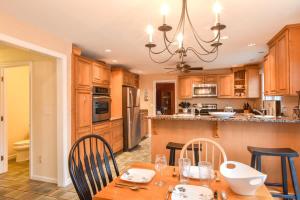 Η κουζίνα ή μικρή κουζίνα στο Beautiful Spacious Family Retreat w Pool