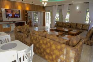een woonkamer met banken en een tafel bij Meirah Gardens Naivasha in Naivasha