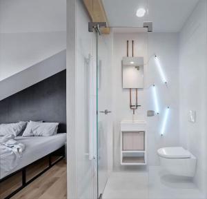 baño con ducha, cama y aseo en Luxury Penthouse, Prime Location en Praga