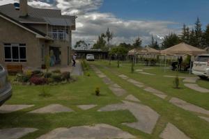 een grasveld met een gebouw en een straat bij Meirah Gardens Naivasha in Naivasha