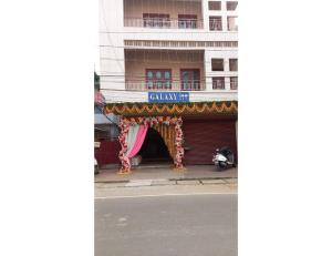 un edificio con un letrero que lee chinatown en Galaxy Inn, Agartala en Agartala