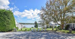 una casa con un cementerio con un árbol en Waterfront with Amazing views Dog Friendly, en Eastham