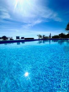 בריכת השחייה שנמצאת ב-Fantastic villa with panoramic coastal & sea views או באזור