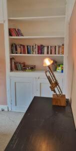 una lámpara sentada sobre una mesa en una habitación en Basement flat in St Leonards en St. Leonards