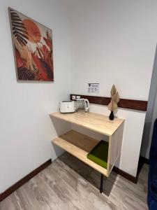 Una pequeña mesa en una habitación con barra en Bungalow Terra - Sarramea, en Sarraméa