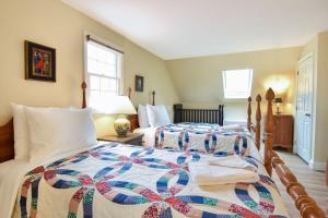 Rúm í herbergi á Sunroom Mins to Beaches Views of Marsh
