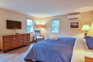 Rúm í herbergi á Sunroom Mins to Beaches Views of Marsh