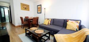 Ruang duduk di Apartamento Oviedo próximo Inst Oftalmológico Fdez-Vega