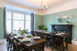 uma sala de jantar com uma mesa longa e cadeiras em Dale House em Kettlewell