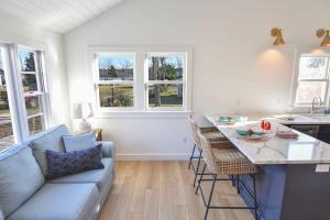 ein Wohnzimmer mit Sofa und Tisch in der Unterkunft Newly Renovated Cottage on Town Cove in Eastham + 19 Fotos