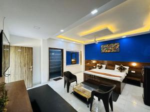 新德里的住宿－Golden Bed and Breakfast- High Quality Rooms in South Ex-1 D Block，一间卧室设有一张床和蓝色的墙壁
