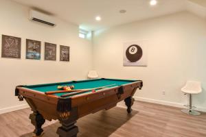 - Sala de billar en 15526 - Luxurious Waterfront Home with Incredible Entertainment Space Secluded on Pleasant Bay, en Orleans