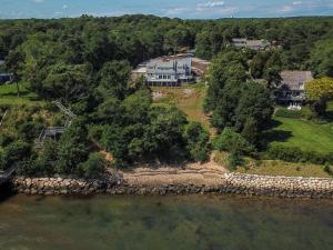 Una vista aérea de una casa grande en una isla en el agua. en 15526 - Luxurious Waterfront Home with Incredible Entertainment Space Secluded on Pleasant Bay, en Orleans 54 fotos más