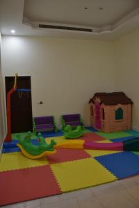 a room with a play room with a play house at فندق المدى العربية in Jazan