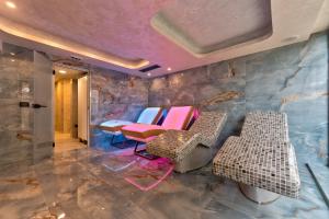 vestíbulo con sillas y mesa en una habitación en Golden Panorama Spa & Wellness en Zlatibor