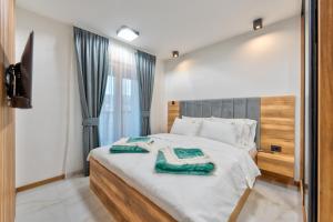 - une chambre avec un lit et 2 serviettes dans l'établissement Golden Panorama Spa & Wellness, à Zlatibor