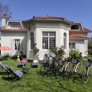 - un groupe de vélos garés devant une maison dans l'établissement Villa Glen-Tara, à Lanton