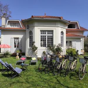 a group of bikes parked in front of a house at Villa Glen-Tara in Lanton