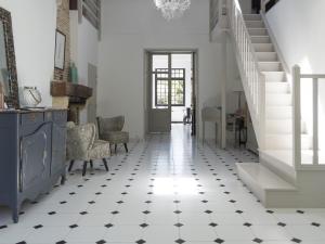a hallway with a black and white tiled floor at Villa Glen-Tara in Lanton