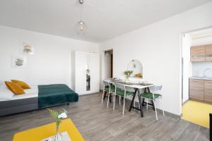 een slaapkamer met een bed en een tafel en stoelen bij Cozy Studio Retro in Poznan by Renters in Poznań