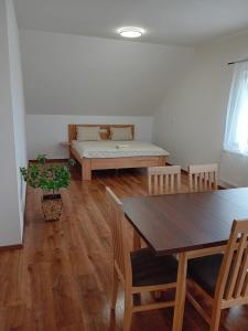 um quarto com uma mesa e cadeiras e uma cama em U hrobky em Třeboň