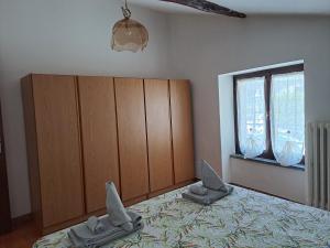 1 dormitorio con 1 cama con 2 almohadas de tiburón en MansardHouse zona Bellagio, en Magreglio