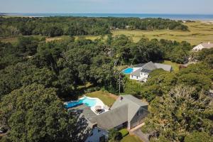 una vista aérea de una casa con piscina en Private pool 3 mins to Skaket Beach, en Orleans