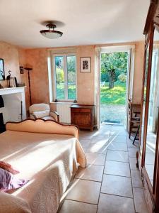 ErvauvilleにあるVilla de 4 chambres avec piscine privee jardin clos et wifi a Ervauvilleのベッドルーム1室(ベッド2台付)、開閉ドアが備わります。