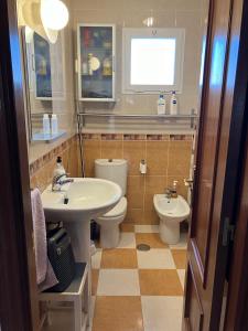 een badkamer met een wastafel, een toilet en een raam bij Roterapium in Almadraba