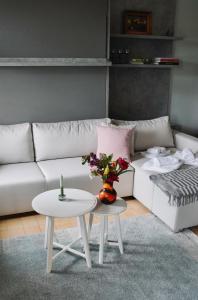 uma sala de estar com um sofá branco e duas mesas em Apfelhof Biesenbrow em Biesenbrow