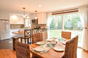 uma cozinha e sala de jantar com uma mesa de madeira e cadeiras em Charming Updated Home in Chatham em Chatham