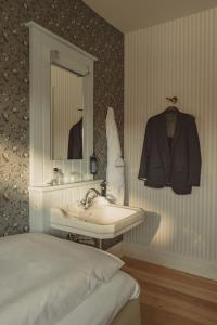Postel nebo postele na pokoji v ubytování Brøndums Hotel