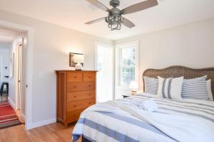 Schlafzimmer mit einem Bett und einem Deckenventilator in der Unterkunft Fully Updated Home w Great Outdoor Space in Chatham