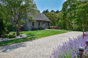 チャタムにあるBeautiful Home w Artistic Flairの紫の花の家の前の私道
