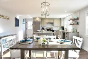 Dapur atau dapur kecil di Wrap-Around Porch Mins to Beach