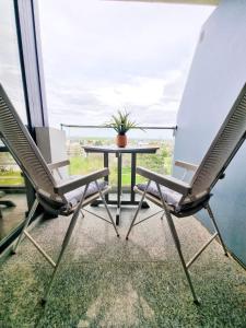 two chairs and a table on a balcony at Mandala - Studiouri si Apartamente in Eforie Nord