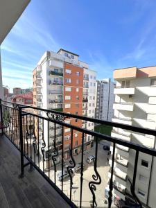 een balkon met uitzicht op sommige gebouwen bij City Center 1bedroom in Ferizaj