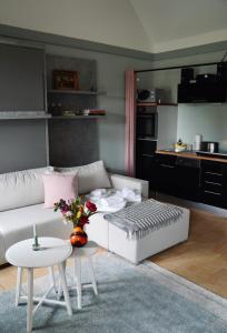 uma sala de estar com um sofá branco e uma mesa em Apfelhof Biesenbrow em Biesenbrow