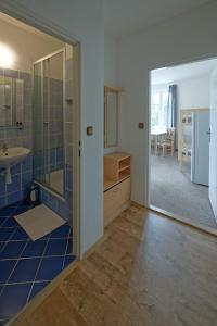 W łazience znajduje się prysznic, umywalka i lustro. w obiekcie Penzion a restaurace na Křižovatce w mieście Polevsko