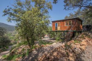 une maison sur le flanc d'une colline dans l'établissement Sublime cabane perchée clim et cinéma vue panoramique - Le Mas des farachess, à Solliès-Toucas