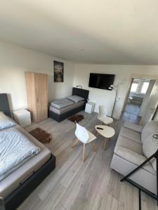 uma sala de estar com uma cama e um sofá em MG60 bis MG62 Schöne Apartments am Flughafen Mönchengladbach em Mönchengladbach