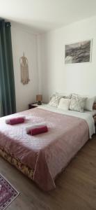 um quarto com uma cama grande com almofadas vermelhas em Home Sea of Serenity em Ston