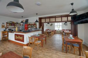 Lounge nebo bar v ubytování Penzion a restaurace na Křižovatce