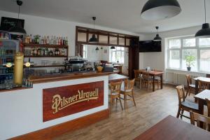 Lounge nebo bar v ubytování Penzion a restaurace na Křižovatce